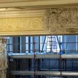 Reggono l�architrave scenica con riquadri vegetali...